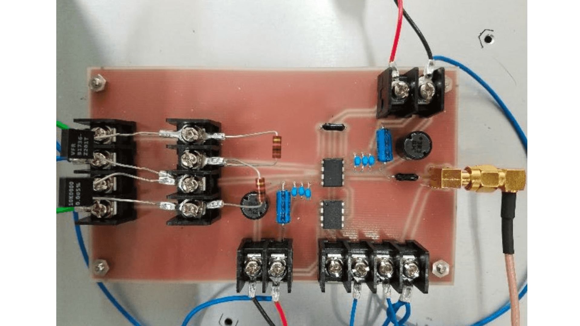 図2 試作した抵抗器の歪み測定回路基板。素子を交換しやすいように端子台に抵抗器を設置する構造としている。
